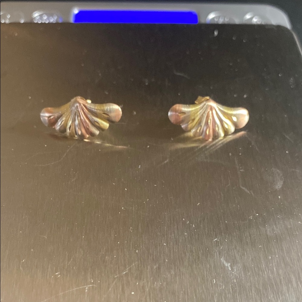 Vintage 1980s 14K Tri Color Shell Earrings